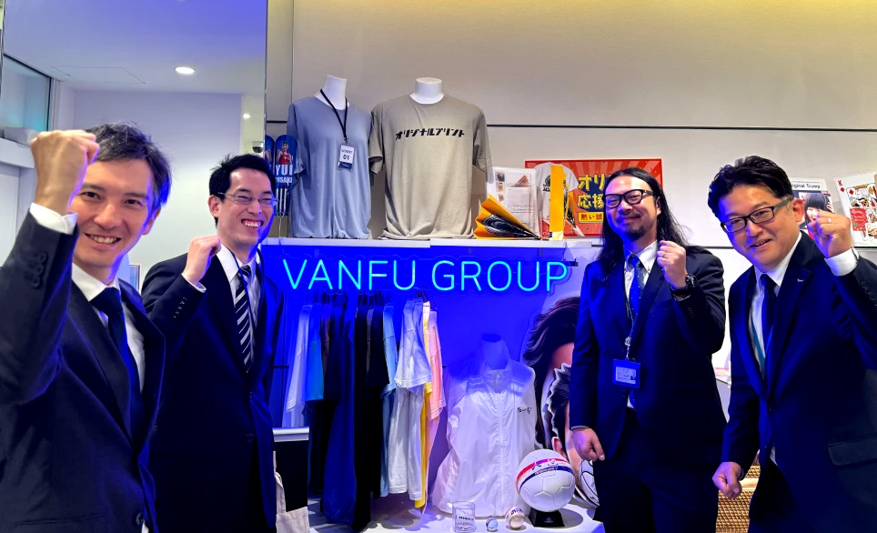 株式会社帆風様のオリジナルプリント商品棚の前での撮影